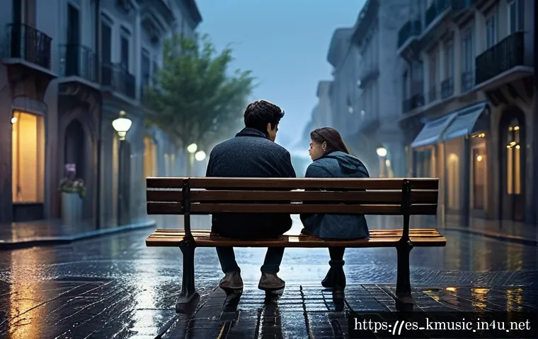 다비치 안녕이라고 말하지마 이별곡 분석 - A melancholic scene of two young adults sitting on a rainy urban bench at dusk, both dressed in casu...